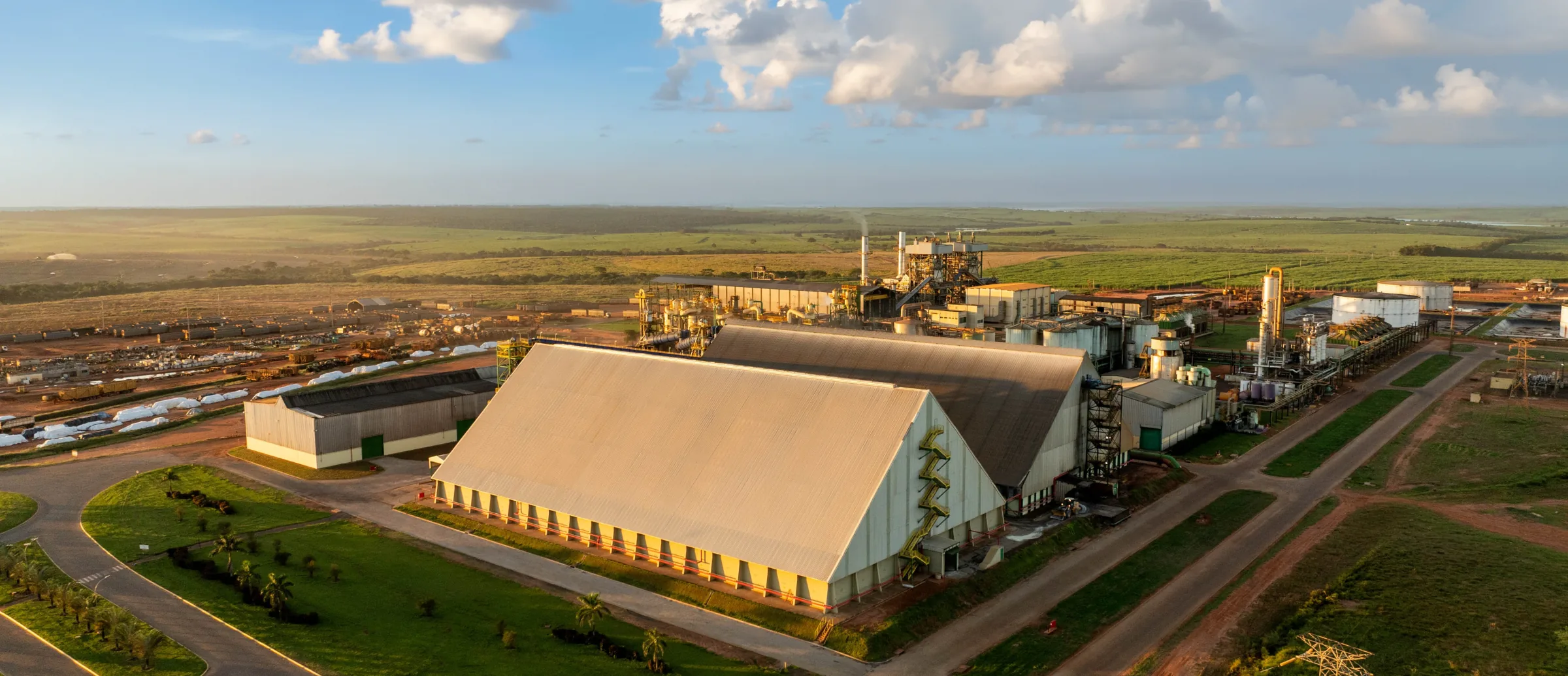 Vista aérea do parque industrial da Da Mata, com os armazéns e a área fabril
